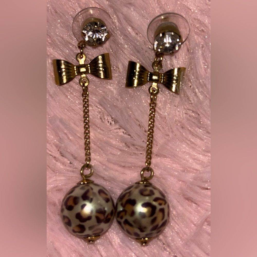 Vintage Betsey Johnson earrings leopard pearl rockabilly burlesque pinup bow y2k